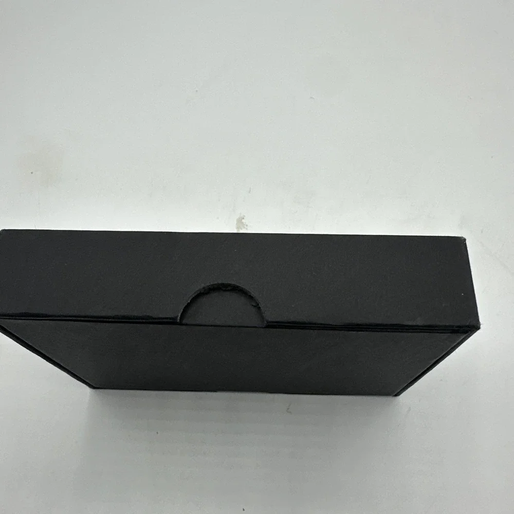Minimalist Wallet Black New In Box With Extra Straps.